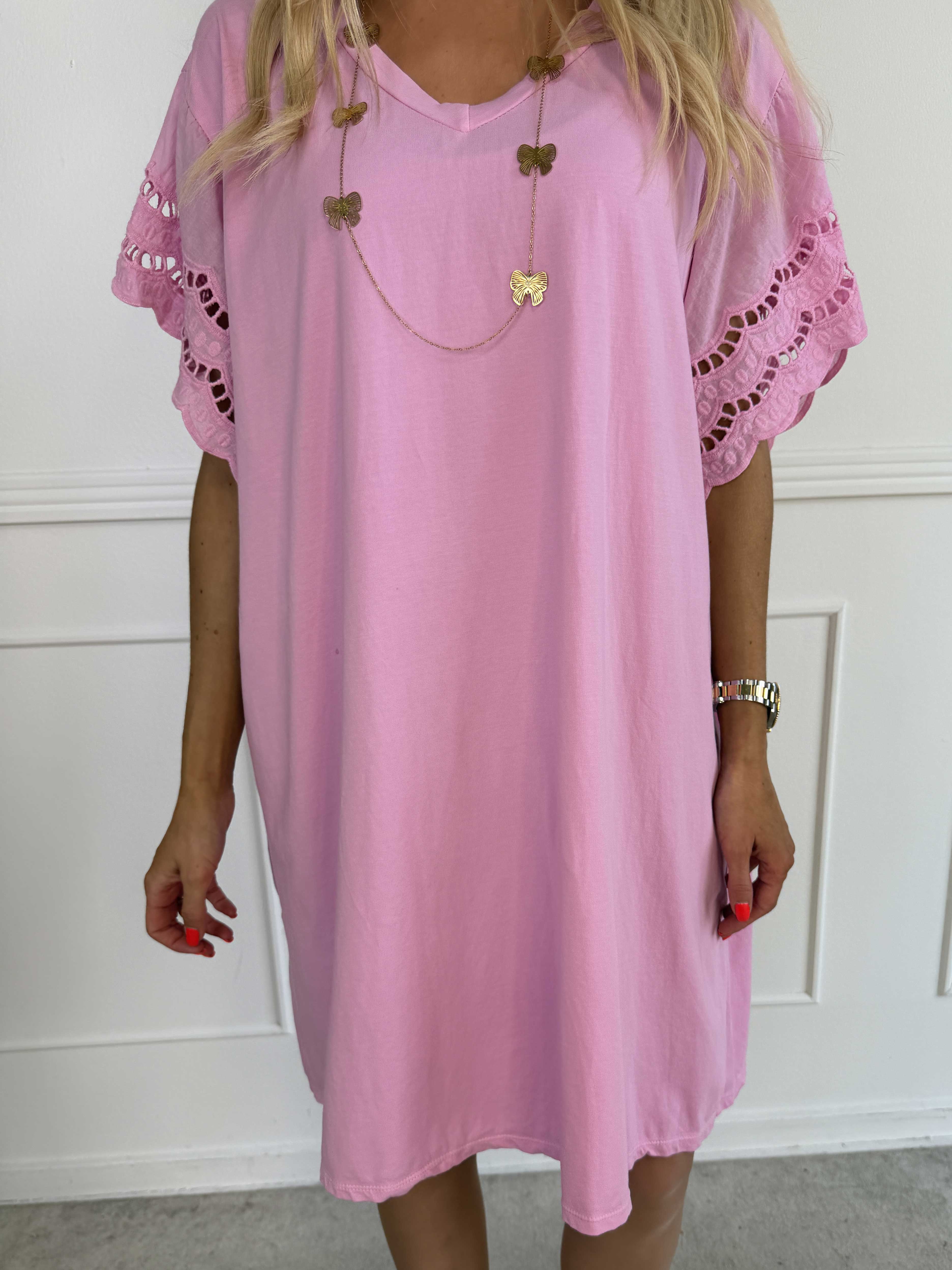 Magnolia - T-shirtkjole i blød bomuld med fine ærmer i broderet hulmønster